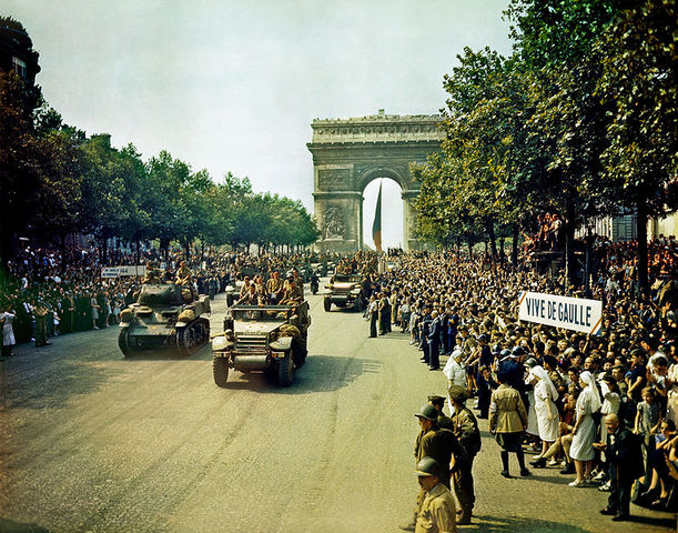 Allied troops reach  Paris