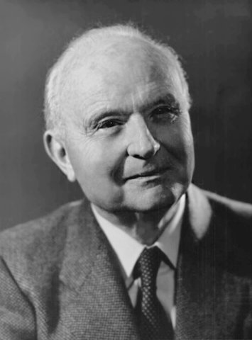 Vittorio Erspamer isolates and studies a smooth muscle contracting indole: serotonin