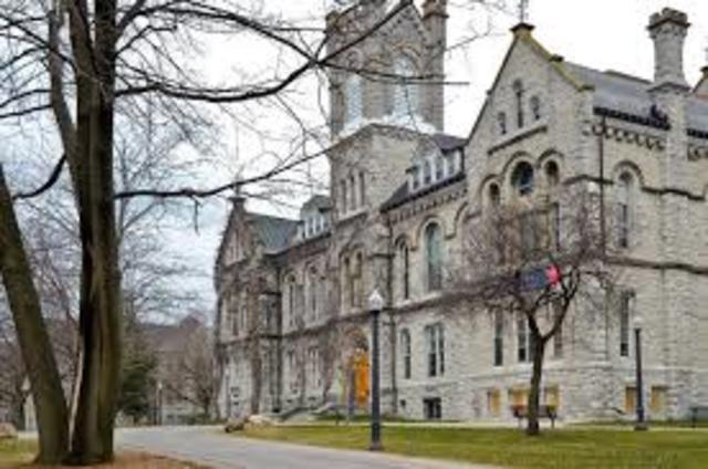 La enseñanza a distancia de nivel universitario se inició en Canadá a través de la Queen´s University de Kingston (Ontario)