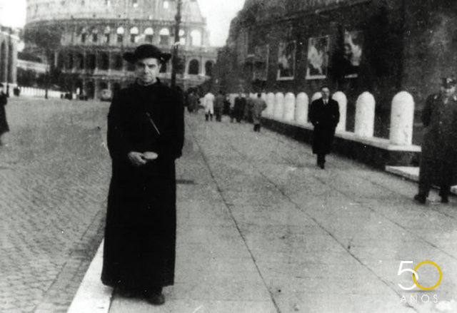 Viaja a Roma y adelantó estudios en filosofía en la Pontificia Universidad Gregoriana de Roma