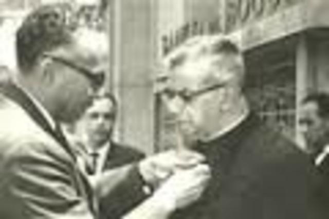 Recibe el título “DOCTORADO HONORIS CAUSA”