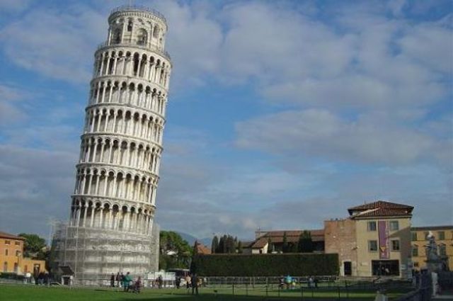 La torre de Pisa a punto de derrumbarse