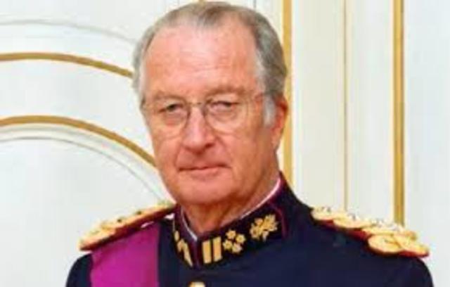 El rey Alberto II anunció en un discurso televisado que decidía abdicar en favor de su hijo el príncipe Felipe, duque de Bravante, hecho que se realizó el 21 de julio, día nacional de Bélgica.