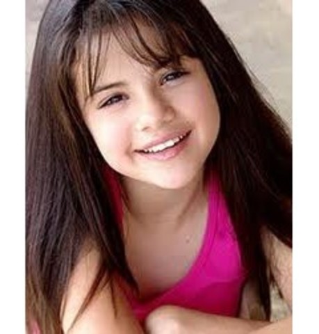 incios de su actuacin en una serie de televicion y su lanzamiento a la fama.