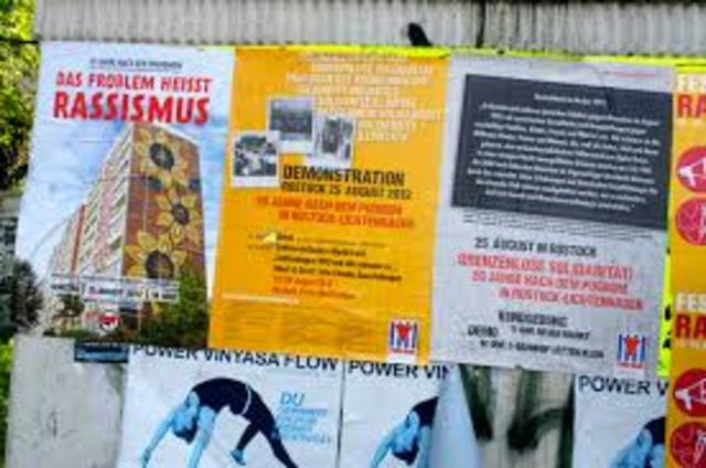 Dino fand eine Flyer hing in der Mitte.