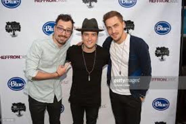 AYUDA DE LOGAN HENDERSON EN NUEVA CANCION DE HEFFRON DRIVE E GIRA EN ITALY