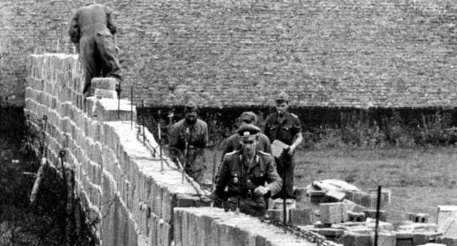 Construccion del muro de Berlin