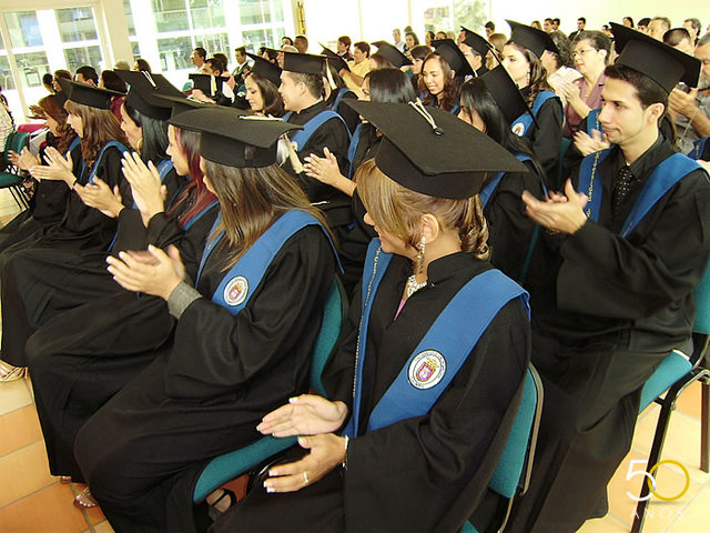 LA UNIVERISIDAD FORMABA LINCENCIADOS Y LICENCIADAS