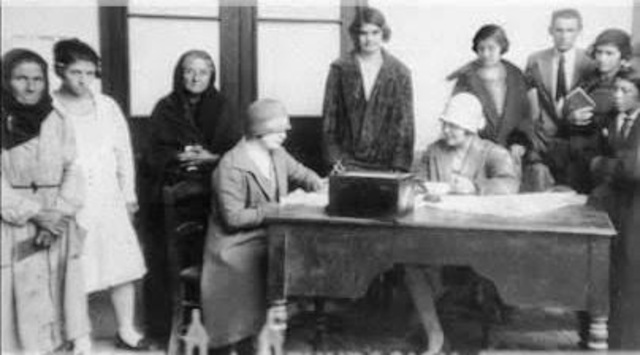 se establece la comisión internacional de mujeres.