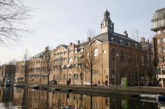 Se instala en Amsterdam