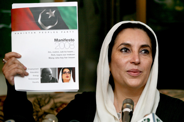 Benazir Bhutto obtiene el titulo de Primera Ministra de Pakistán