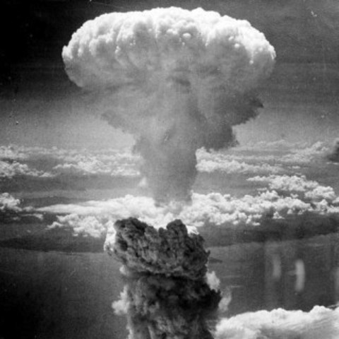 Andre verdskrig var over, og media kunne formidle kor fordeleg krigen hadde vore. Kalde krigen begynte. Atombombene som vart slepte over Japan i krigen vart vist på TV.I USA fjernsynsmediet slo først i gjennom.