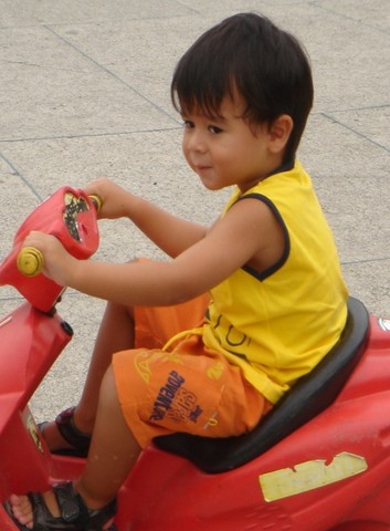 andando de carrinho na lagoa