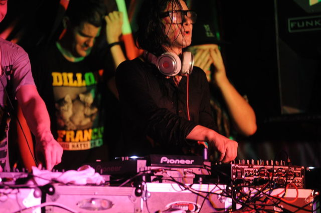 Trabaja como solista y es reconocido con un Grammy