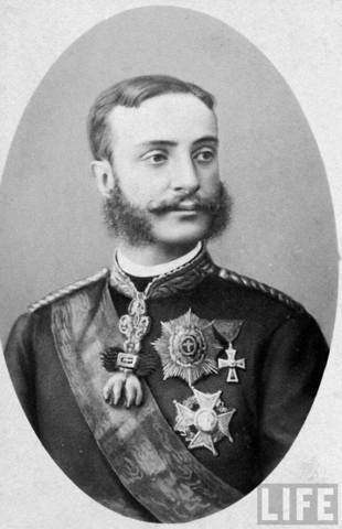 Alfonso XIII asumió el poder efectivo como REY a los 16 años de edad, el 17 de mayo de 1902.