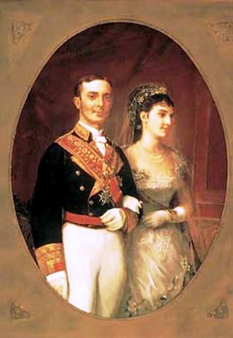 El 31 de mayo de 1906, se casó con la princesa británica Victoria Eugenia de Battenberg (1887–1969),