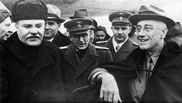 United States gave Britain war supplies and old naval warships in return formilitary bases in Bermuda and the Caribbean