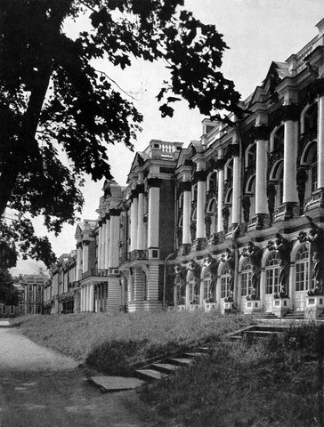 В. В. Растрелли. Большой (Екатерининский) дворец в Царском Селе (г. Пушкине). 1752-1756 гг. Вид со стороны парка.