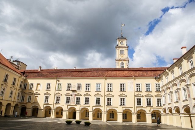 Vilniaus univirsitetas-svarbiausia lietuvos mokykla