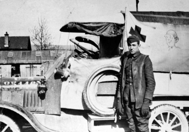 Walt Disney trabaja como conductor de ambulancias