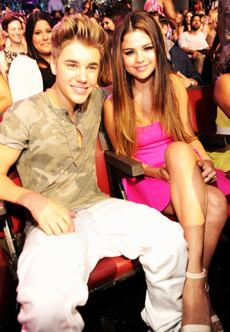 Justin Dates big disney pop star Selena!