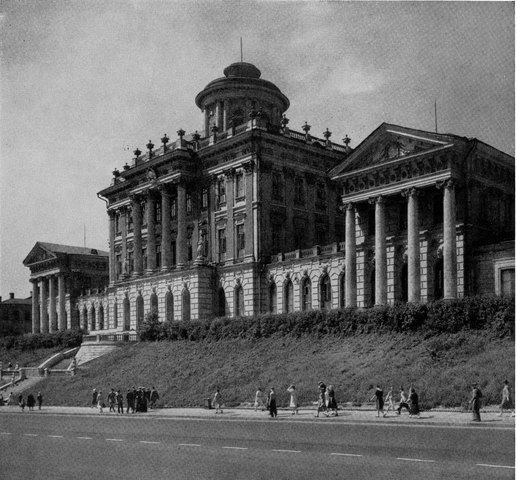 В. И. Баженов. Дом П. Е. Пашкова в Москве. 1784-1787 гг. Главный фасад.