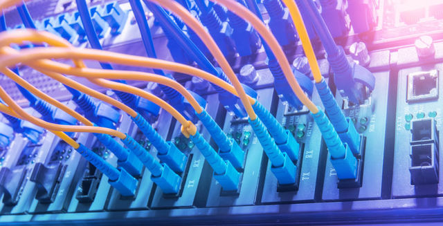 se inició la tendencia actual de permitir no sólo la interconexión de redes de estructuras dispares, sino también la de facilitar el uso de distintos protocolos de comunicaciones