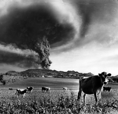 Irazu Volcano erupts