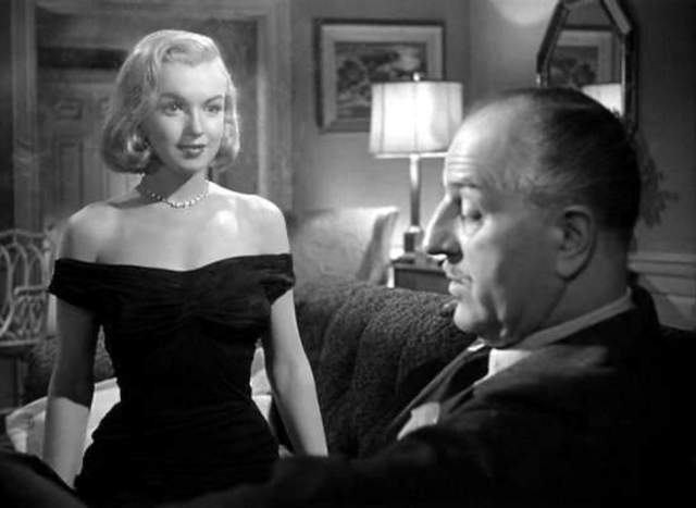 Participa con pequeños papeles en La jungla del asfalto y Eva al desnudo.