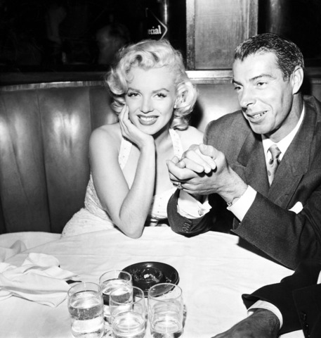 Contrae matrimonio con el jugador de béisbol Joe DiMaggio, del que se divorcia el mismo año. Coprotagoniza el western Río sin retorno y la comedia musical Luces de candilejas.