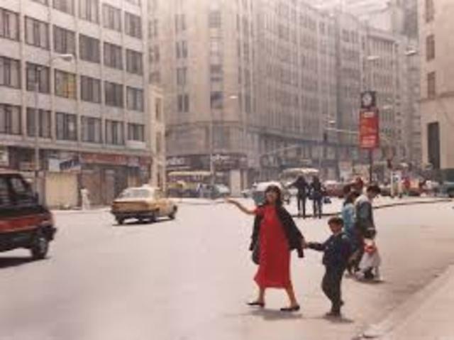 Se inicia el servicio telefónico en Bogotá.