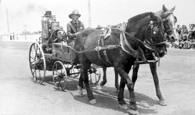 aparece el primer vehículo de bomberos con bomba manual