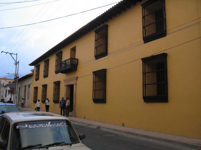 Se inician las primeras clases de la Universidad.