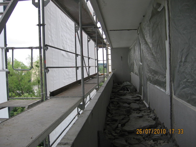 Mit Preßlufthämmern wurde der Balkonfußboden abgetragen