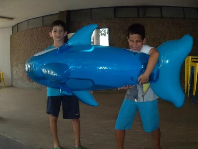 eu indo com meu amigo eduardo para a piscina