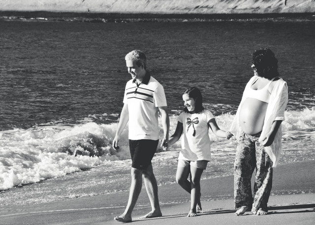 meus pais e eu passeando na praia