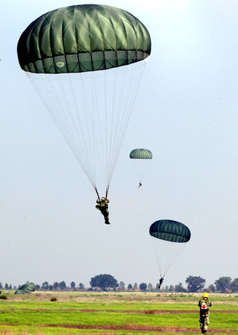 Segunda Guerra Mundial - Paracaidas