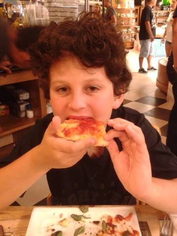 Comendo Pizza