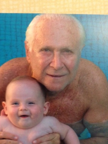 eu na piscina com meu vovo