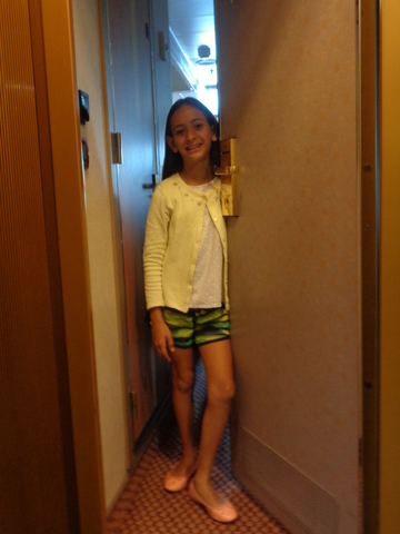 Dália no navio em frente a sua cabine