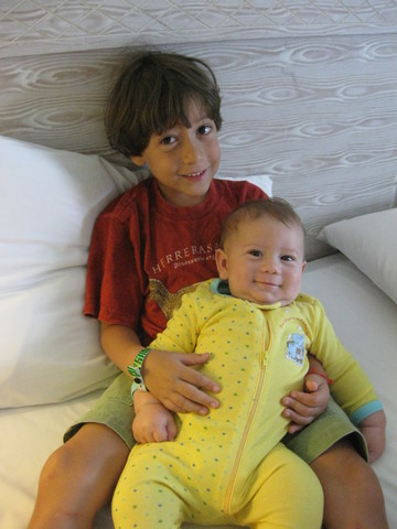 dan e e seu irmao recem nascido