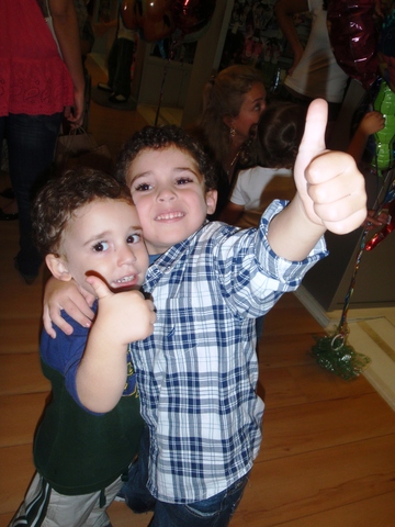 Eu com meu irmão em uma festa