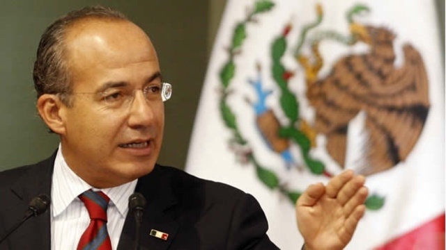 Felipe Calderon Hinojosa del Partido Acción Nacional gana las elecciones presidenciales.
