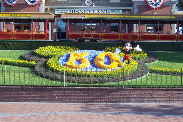 Disneyland Resort celebra su 50 aniversario