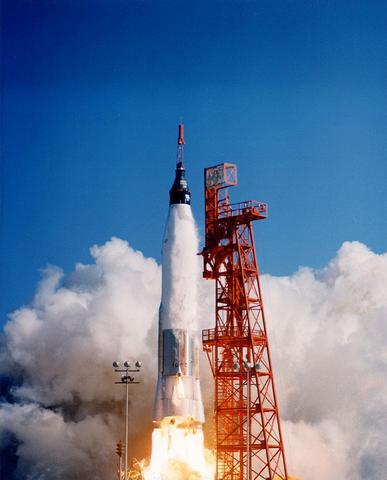 Primer vuelo pilotado del programa Apolo