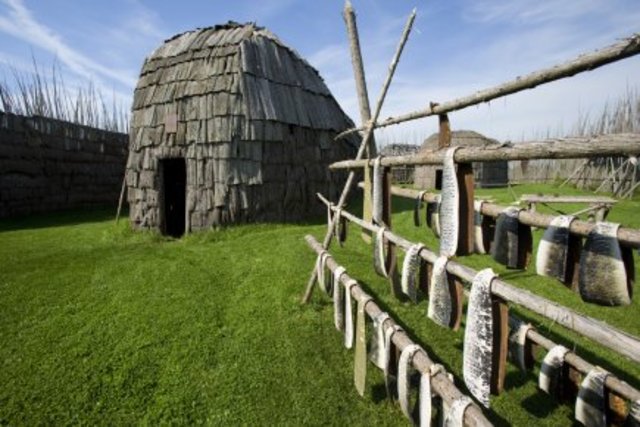 Premieèes reconstitutions des villages Iroquoiens du site Droulers