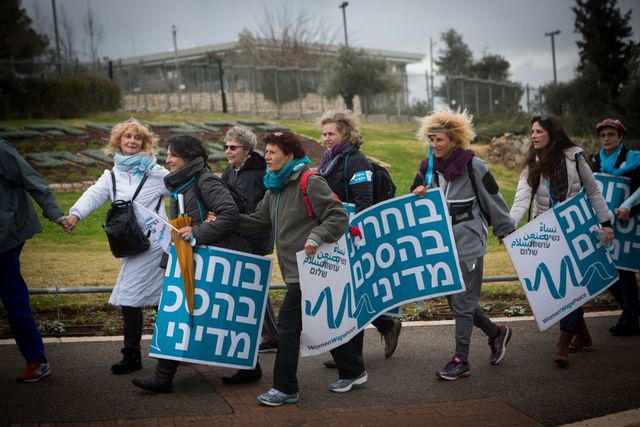 german women demonstrate for peace