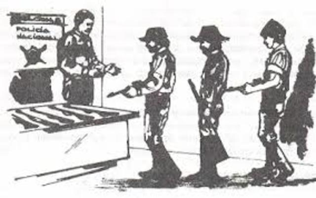 GUERRILLEROS ENTREGAN ARMAS