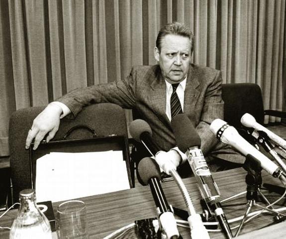 East Berlin District Leader, Guenter Schabowski, announces new travel law