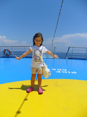 eu andando de navio na grécia